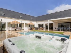 Maisons de vacances Villa d-Exception avec Piscine, Spa et Salle de Cinema a 50m de la Plage, Capacite 14 pers. - FR-1-306-1275 : photos des chambres