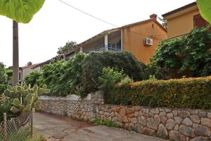 Apartments with a parking space Porozina, Cres - 23050 