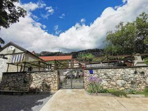 Apartments with parking space Bribir, Novi Vinodolski - 23380 - 3hvězdičkové hotely ve městě Bribir