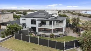 Ocean Views and Vineyards by Wine Coast Holiday Rentals - Noarlunga