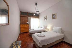 FLH Porto Spacious Apartment with Balcony