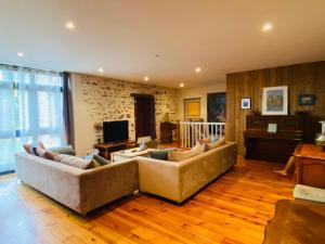 Maisons de vacances Gite 4 etoiles au coeur de l’Auvergne avec terrasse, jardin clos et equipements pour enfants - FR-1-582-476 : photos des chambres
