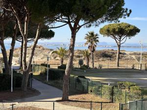 Appartement 2 Pièces avec Terrasse, Parking Privé - FR-1-731-90