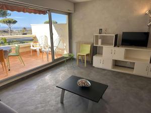 Appartement 2 Pièces avec Terrasse, Parking Privé - FR-1-731-90