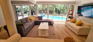 Gold Coast 6 BR House with Pool