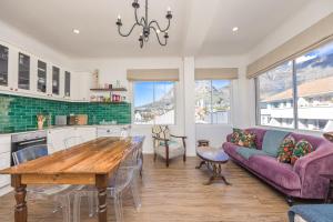 Amazing 2 Bedroom Apartment with mountain views on Kloof street