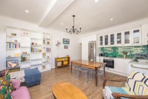 Amazing 2 Bedroom Apartment with mountain views on Kloof street