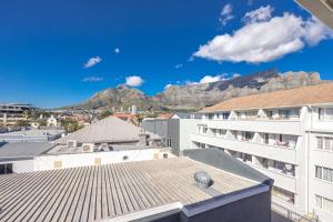 Amazing 2 Bedroom Apartment with mountain views on Kloof street