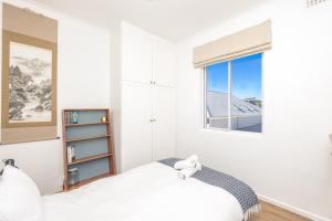 Amazing 2 Bedroom Apartment with mountain views on Kloof street