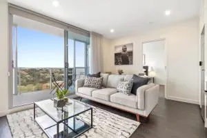 Stylish 1-Bed Apartment with Balcony, Sauna & Gym - Melbourne