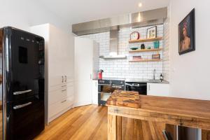 Stylish 3-bed Unit in the Heart of Melbourne CBD!