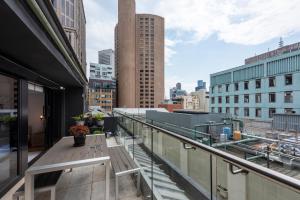 Stylish 3-bed Unit in the Heart of Melbourne CBD!