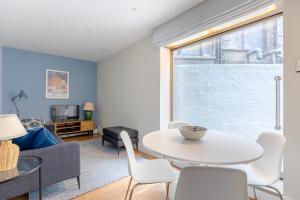 Contemporary 2BD Flat - 1 Min to Pimlico Station!