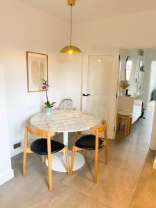Sleek Scandi-Inspired 2BD Flat Fulham