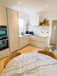 Sleek Scandi-Inspired 2BD Flat Fulham