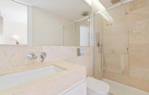 Bright 2 Bedroom Apartment with parking in Lisbon