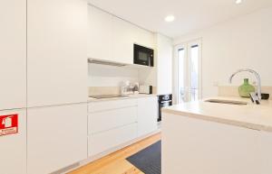 Bright 2 Bedroom Apartment with parking in Lisbon