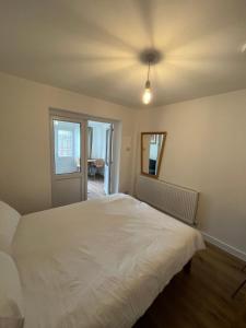 1BD Flat with Patio - 5 min to London City Airport