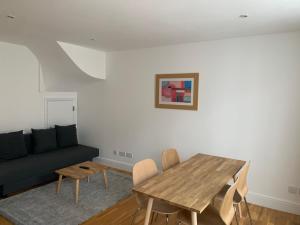 Spaciously renovated 2BD Flat - Camden