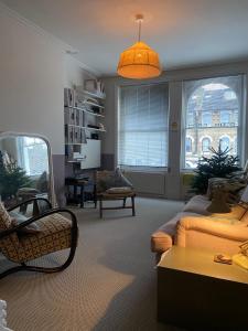 Charming 2BD Hideaway - Caledonian Road Camden!