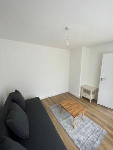 2BD Apt East London Sleeps 7!