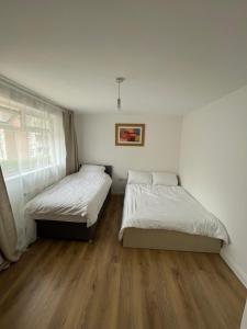 2BD Apt East London Sleeps 7!