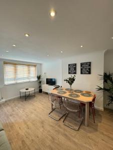 Spacious 3BD Flat Close to Tube - Fulham!