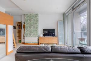 Minimal Studio with Views over Battersea Park