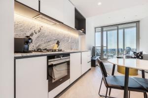 West Side CBD Base Close to DiningArtShopping!
