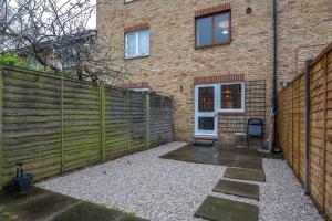 Lovely 4 Bedroom House with Garden near Waterloo