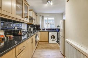 Lovely 4 Bedroom House with Garden near Waterloo