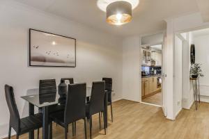 Lovely 4 Bedroom House with Garden near Waterloo