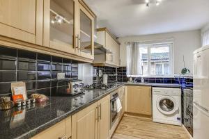 Lovely 4 Bedroom House with Garden near Waterloo