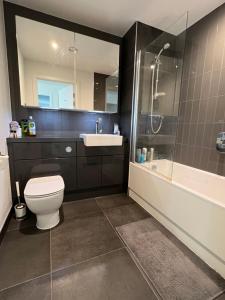 Modern 1 Bedroom Apartment with Balcony in Surrey Quays