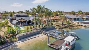 THE Islander - Waterfront with Pool - Holiday Yamba