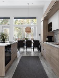 Upea ja hyvin varusteltu paritalohuoneisto lähellä merenrantaa