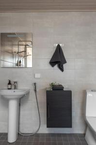 Upea ja hyvin varusteltu paritalohuoneisto lähellä merenrantaa