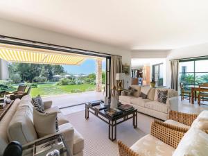 Beautiful holiday home with pool 
