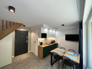 Apartamenty w sam las by KLIF Ustka - apartament dwupoziomy z klimatyzacją, balkonem i widokiem na las