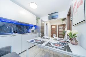 UNITApartament Short Rent Apartment in Warsaw by Metro Station Rondo ONZ Apart with 3bedrooms 22