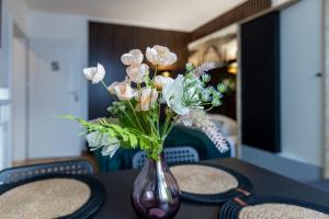 UNITApartament Short Rent Apartment in Warsaw by Metro Station Rondo ONZ Apart with 3bedrooms 22