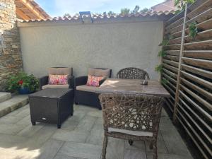 Appartements Appart Bleu Azur Piscine chauffee : Studio Lit King-Size