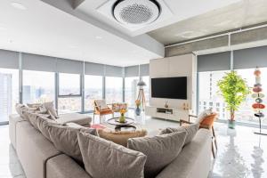 Gorgeous 3BD2Bath Bright Airy Penthouse! #355