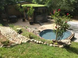 Bus atypique au bord du canal du midi et au cœur d'une forêt 2 chambres - Villespy