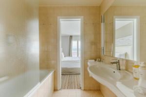  Mona Suite – lake view and balcony room in Eurotel Montreux