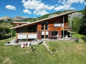 Chalet d'architecte avec vue panoramique - Entraunes
