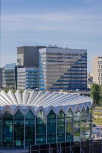 Beautiful Apartment with Balcony in Heart of Warsaw by Noclegi Renters