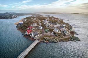 House for 6 with Breathtaking Sea Views - 35 min from Gothenburg