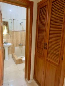 Palm Suites E-6-two-level apartment with a view of the pool