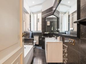 The Best Rent - Splendid three-bedroom apartment near the Trevi Fountain